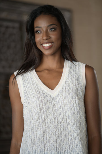 Blusa bordada cuello V