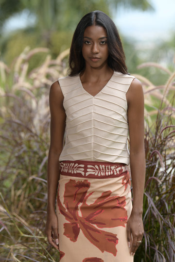 Blusa con alforzas en diagonal