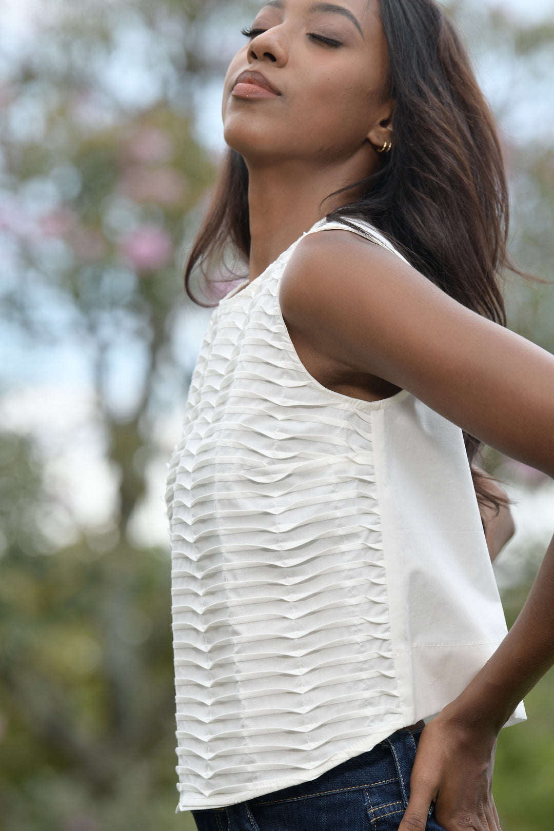 Blusa con alforzas y botones atrás