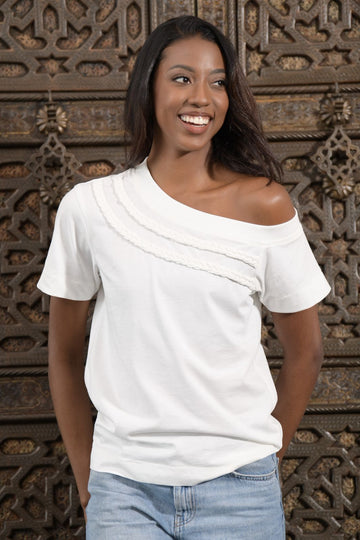 Camiseta un solo hombro con trenzas